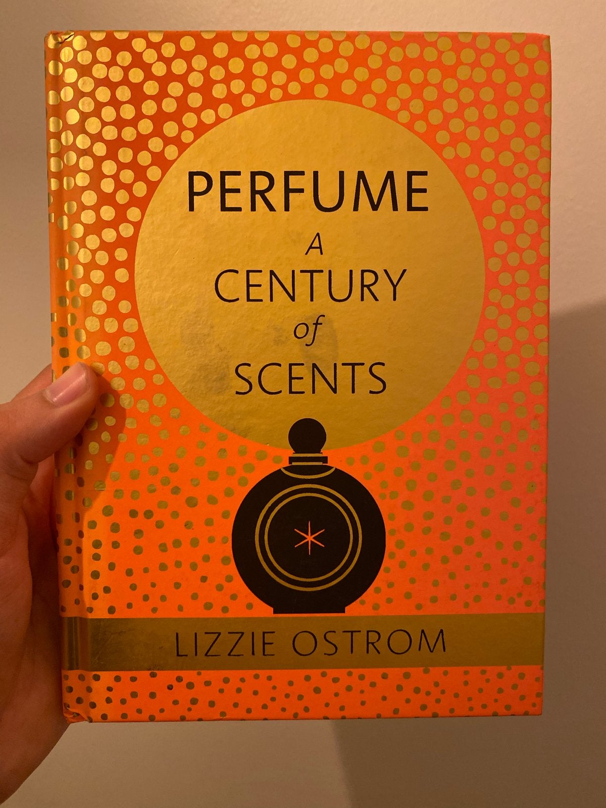 Perfume: A Century of Scents - Lizzie Ostrom, Ophalen of Verzenden, Zo goed als nieuw, Europa overig
