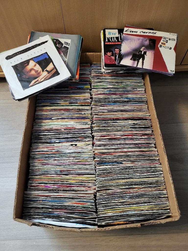Bananendoos met ruim 500 singles met fotohoes, Cd's en Dvd's, Vinyl Singles, Gebruikt, 7 inch, Single, Pop