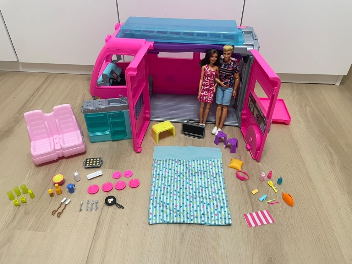 Barbie Dream Camper - Compleet met 2 poppen + accessoires, Ophalen, Zo goed als nieuw