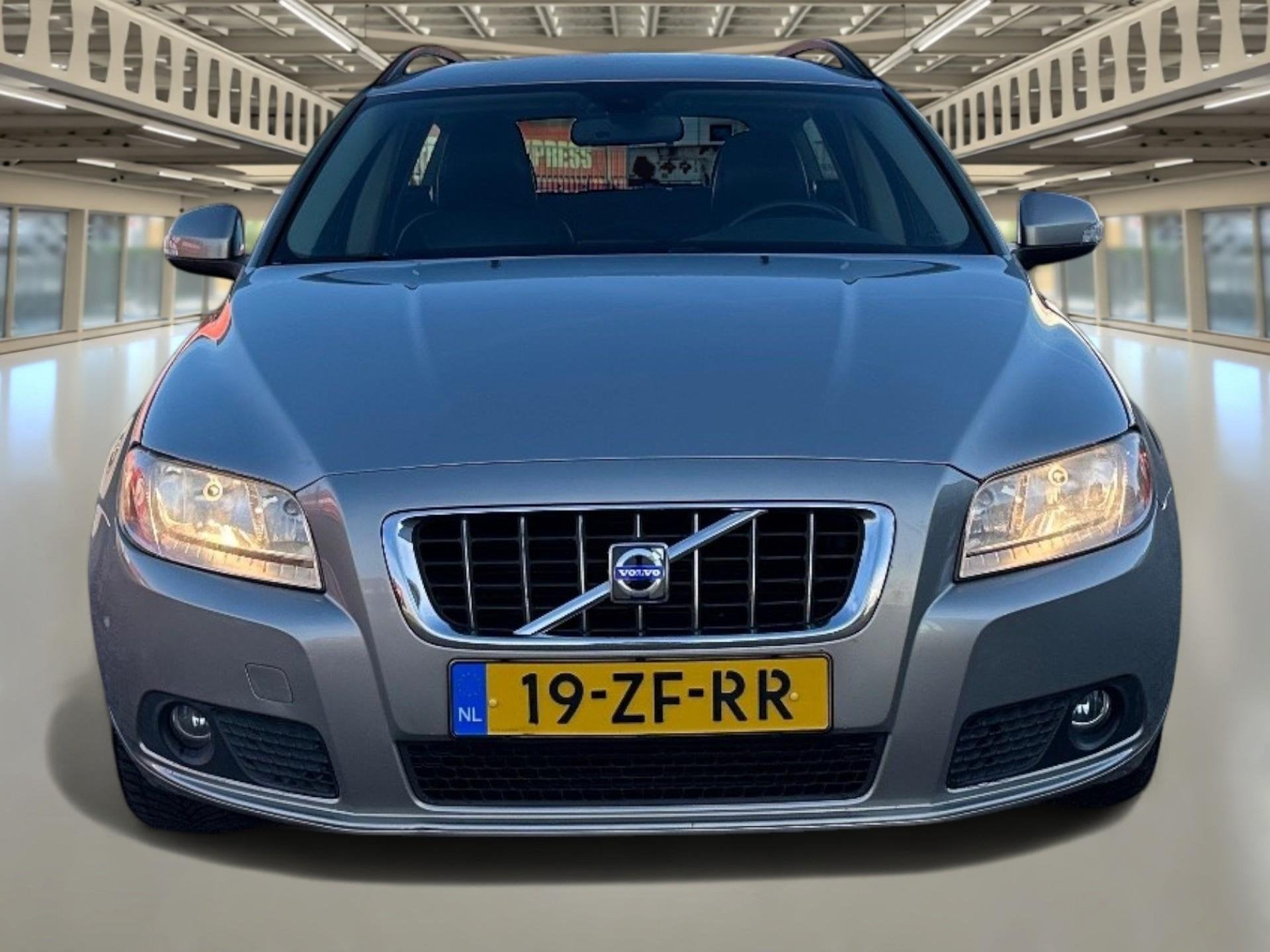 Volvo V70 2.5T Momentum Leder, trekhaak, Rijklaar+Garantie.., 2521 cc, Parkeersensor, 93 €/maand, Euro 4
