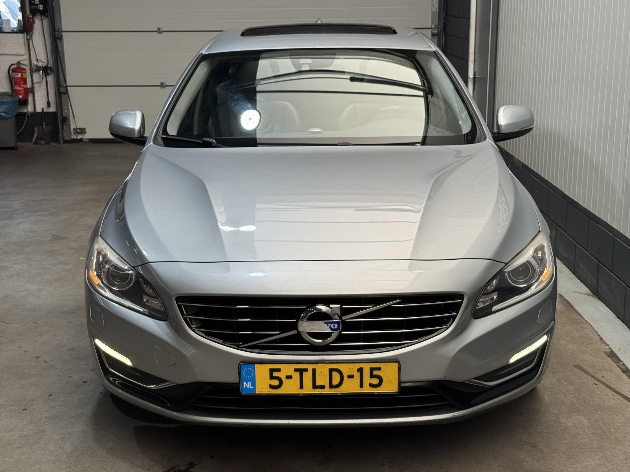 Foto 2 van Volvo V60 2.4 D6 AWD Plug-In Hybrid Summum Super Netjes Pano