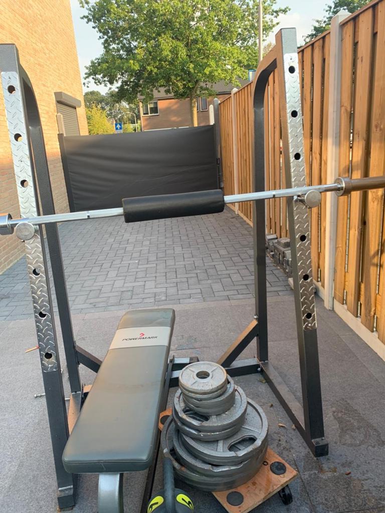 PowerMark Fitnessbank met Halterschijven en Stang, Ophalen of Verzenden, Gebruikt, Armen, Fitnessbank