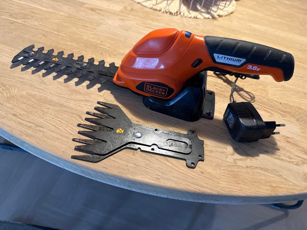 Black+Decker 3.6V Lithium heggenschaar met 2 opzetstukken, Ophalen of Verzenden, Gebruikt, Accu