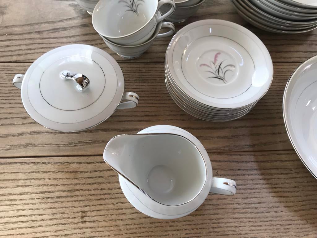Crestwood Wit servies met zilveren rand en bloemmotief, Gebruikt, Ophalen of Verzenden, Overige stijlen, Porselein