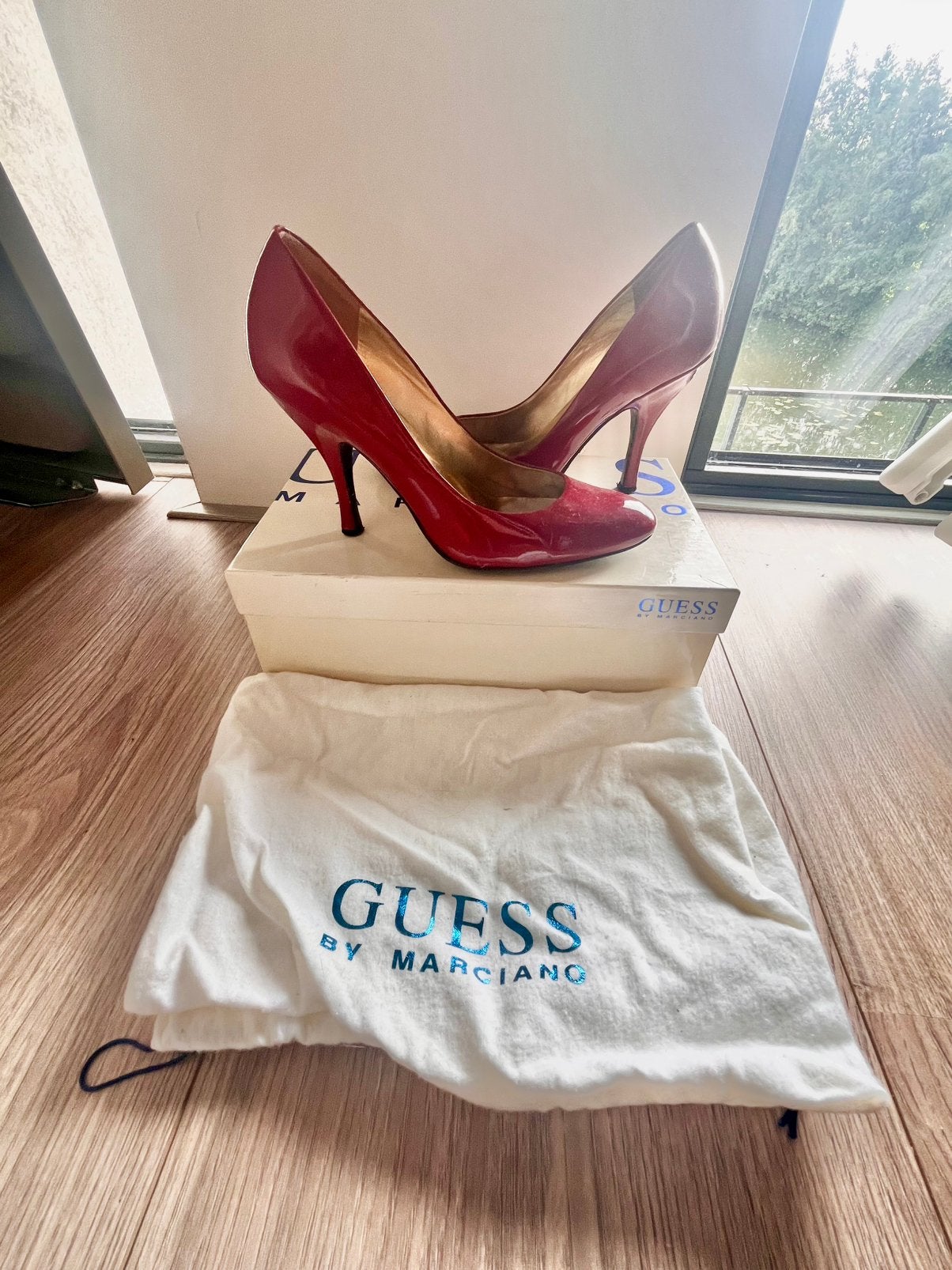 Guess by Marciano rode lakleren pumps - Maat 38, Kleding | Dames, Pumps, Ophalen of Verzenden, Gedragen, Rood