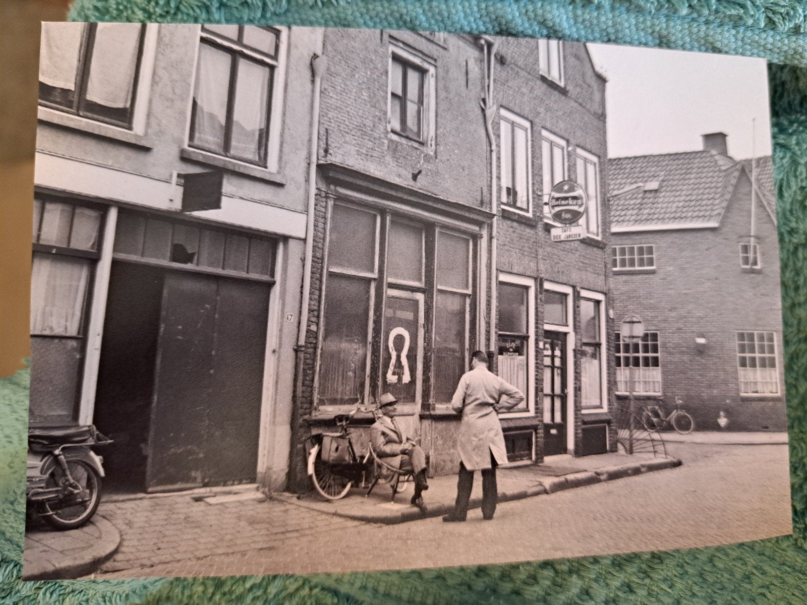 Deventer foto Papenstraat café DickJansen rechts Achtereekte, Verzamelen, Ophalen of Verzenden, Overijssel
