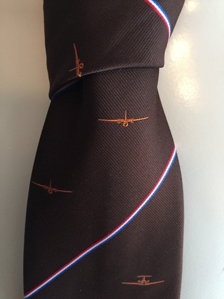 Fokker stropdas, bruin met vliegtuigjes. (2B23), Kleding | Heren, Tweedehands verkoop, Tweedehands verkoop, Bruin, Ophalen of Verzenden