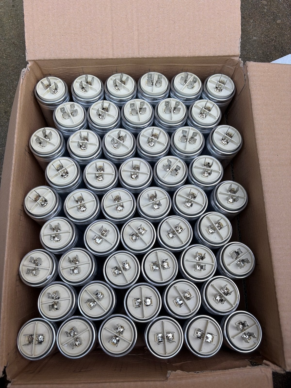 50 nieuwe (start) condensatoren 35 microfarad (nos), Ophalen of Verzenden, Nieuw