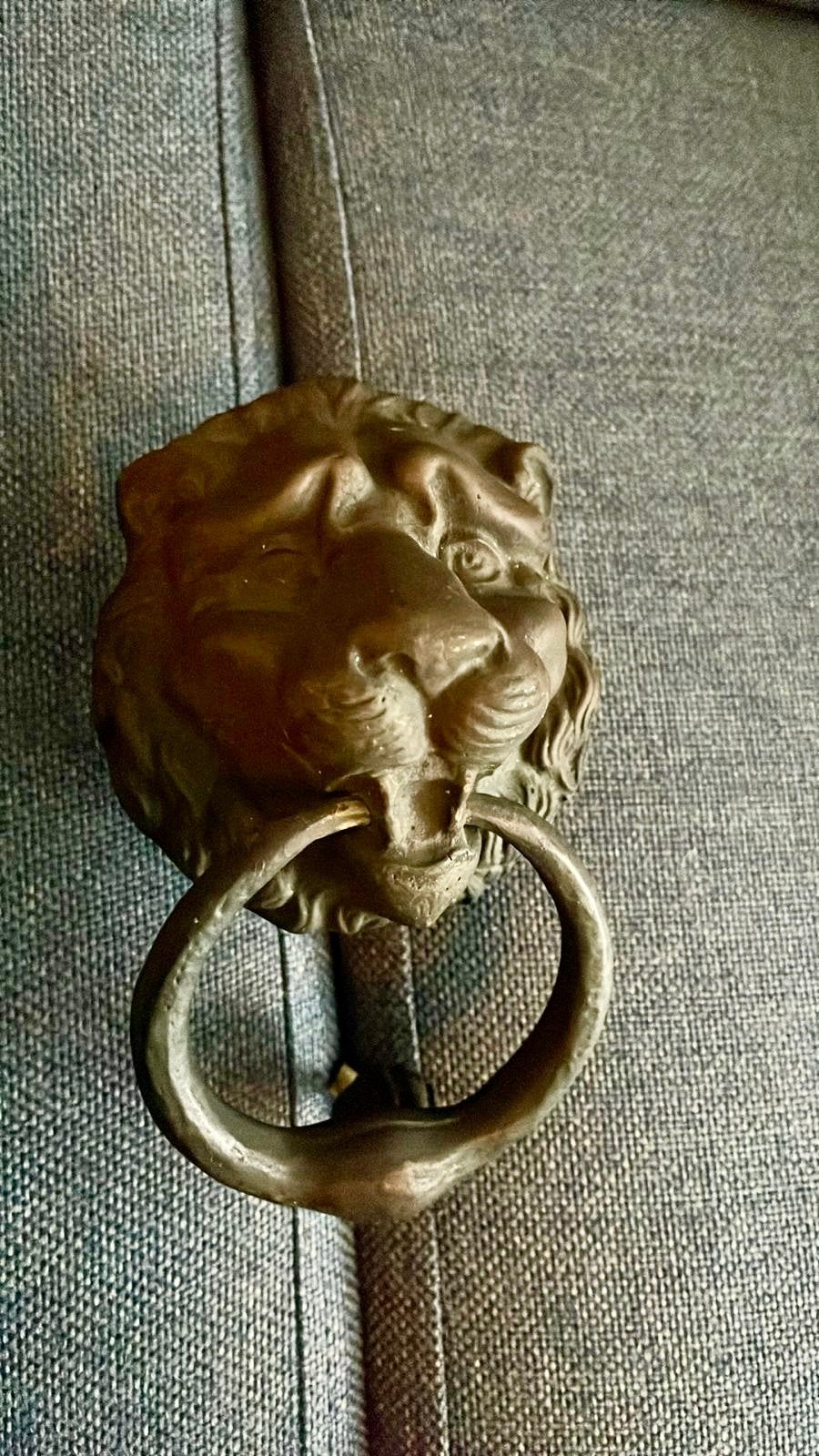 Grote Oude originele deurklopper leeuwenkop met onderplaatje, Ophalen of Verzenden