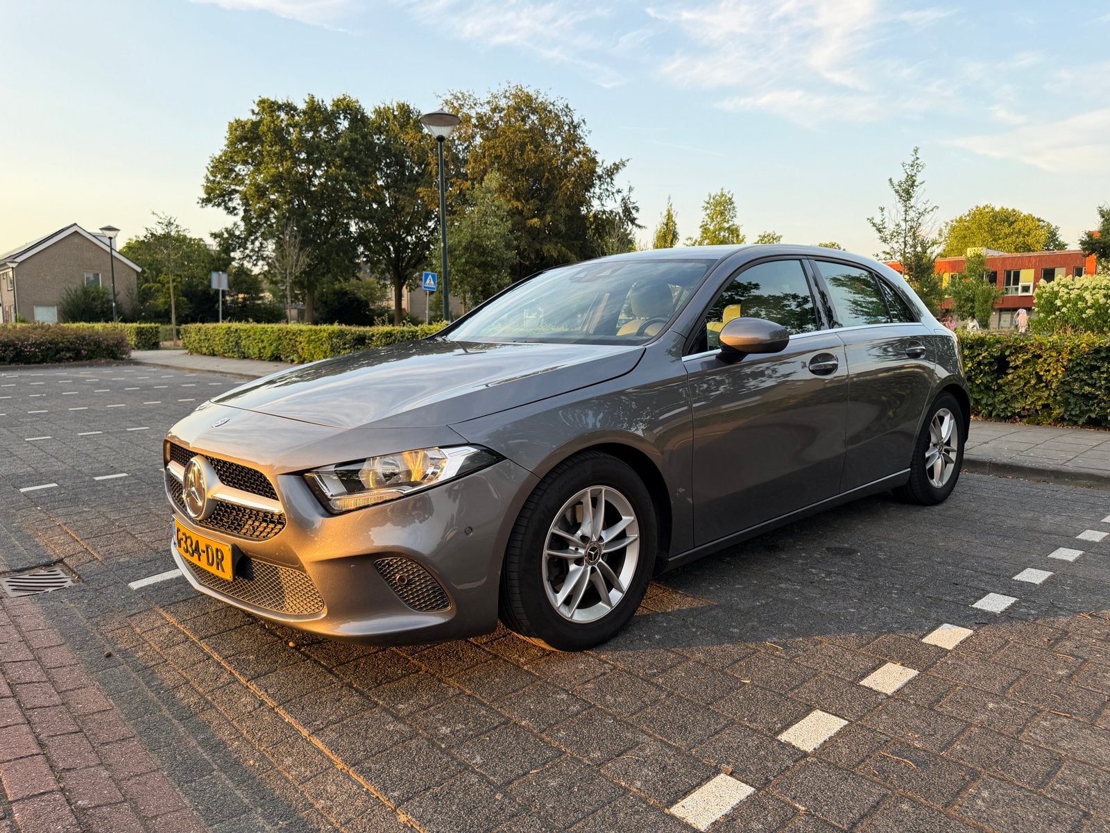 Mercedes-Benz A-Klasse A 180 136pk 7G-DCT 2019 Grijs, Auto's, 136 pk, 4 cilinders, Parkeerassistent, Zilver of Grijs