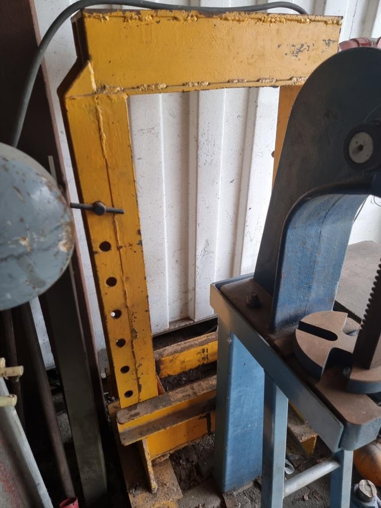 Frame van een pers met potkrik, Ophalen
