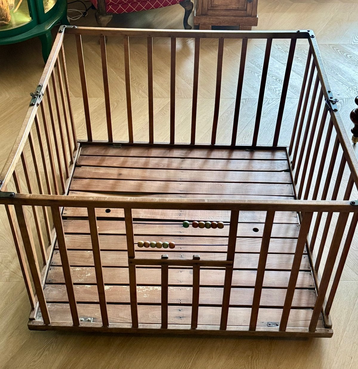 Vintage houten box met kralen en wieltjes, Ophalen, Gebruikt, Vierkant, Wieltjes