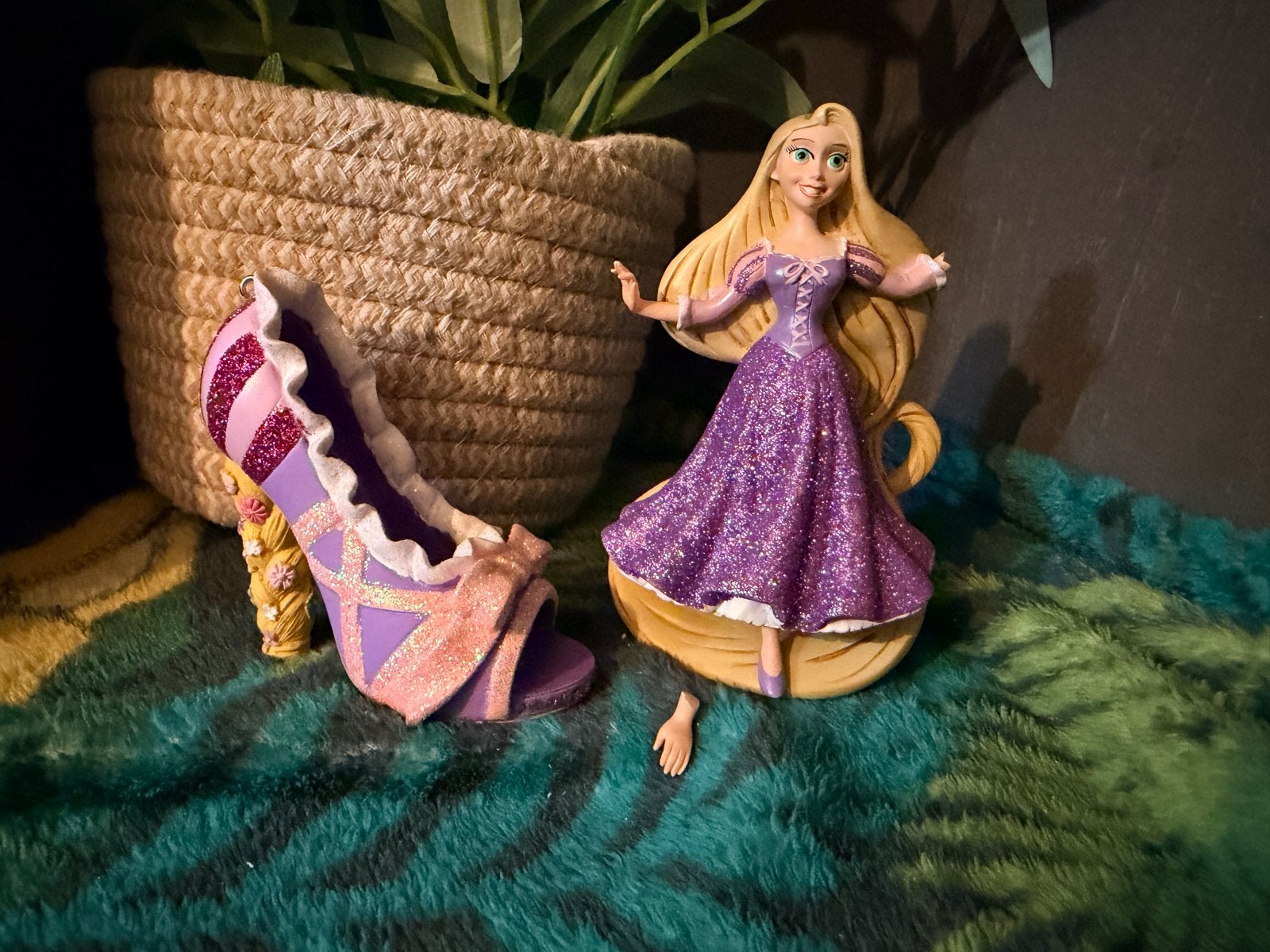 Disney Parks Rapunzel Set: Runway Shoe Ornament+ Beeldje DLP, Ophalen of Verzenden, Gebruikt