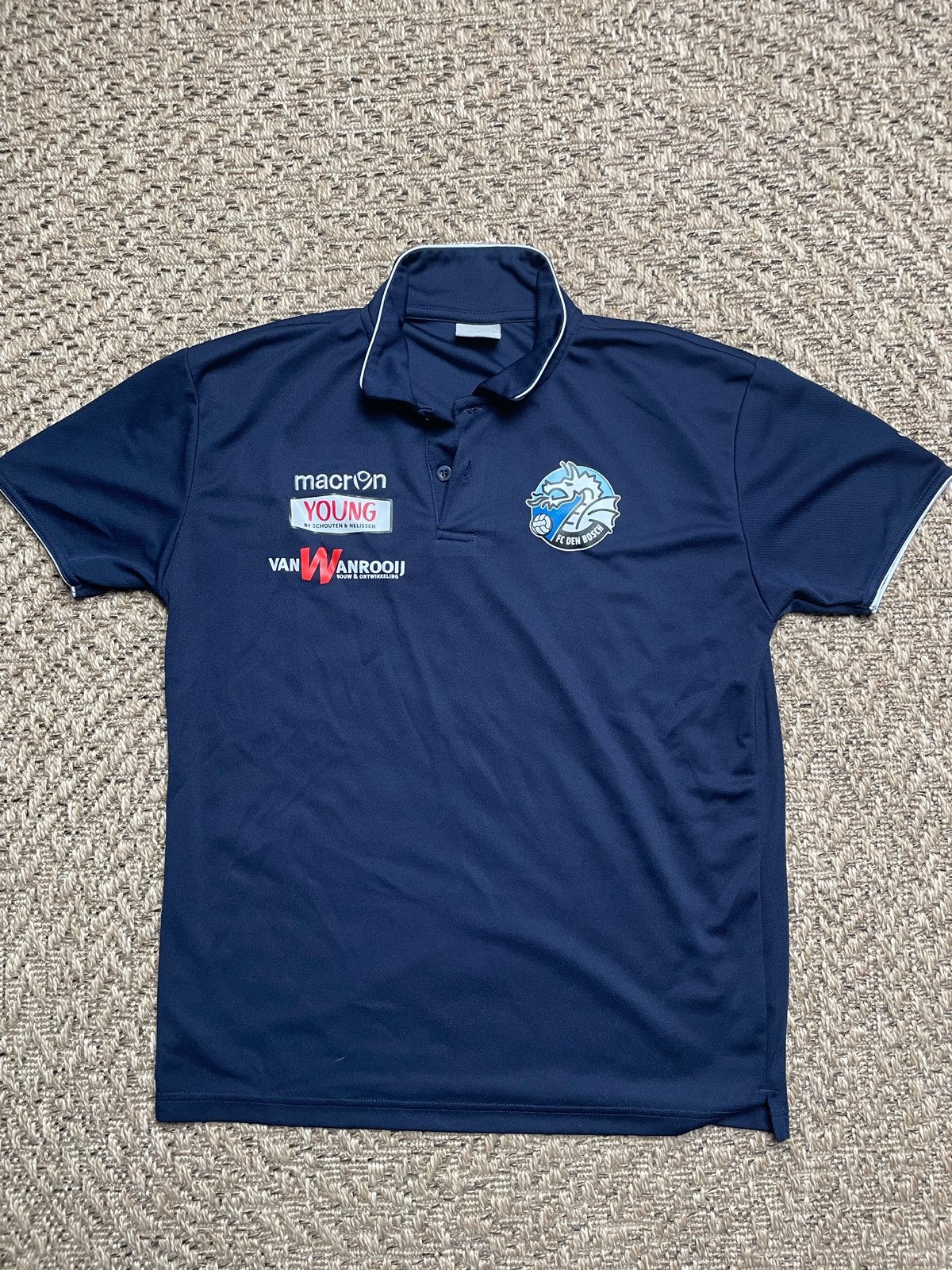 Macron FC Den Bosch Polo Maat M, Kleding | Heren, Ophalen of Verzenden, Gedragen, Maat 48/50 (M), Blauw