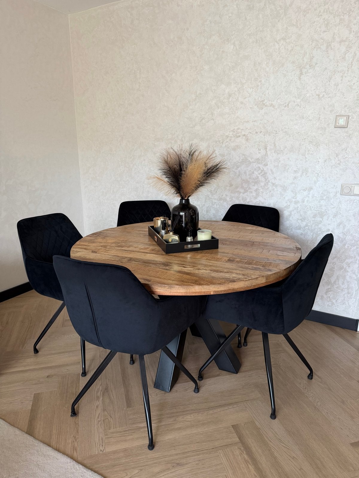 Ronde mango eettafel (130cm) met 5 Romy 2.0 velours stoelen, Huis en Inrichting, Ophalen, 100 tot 150 cm, Rond, Zo goed als nieuw