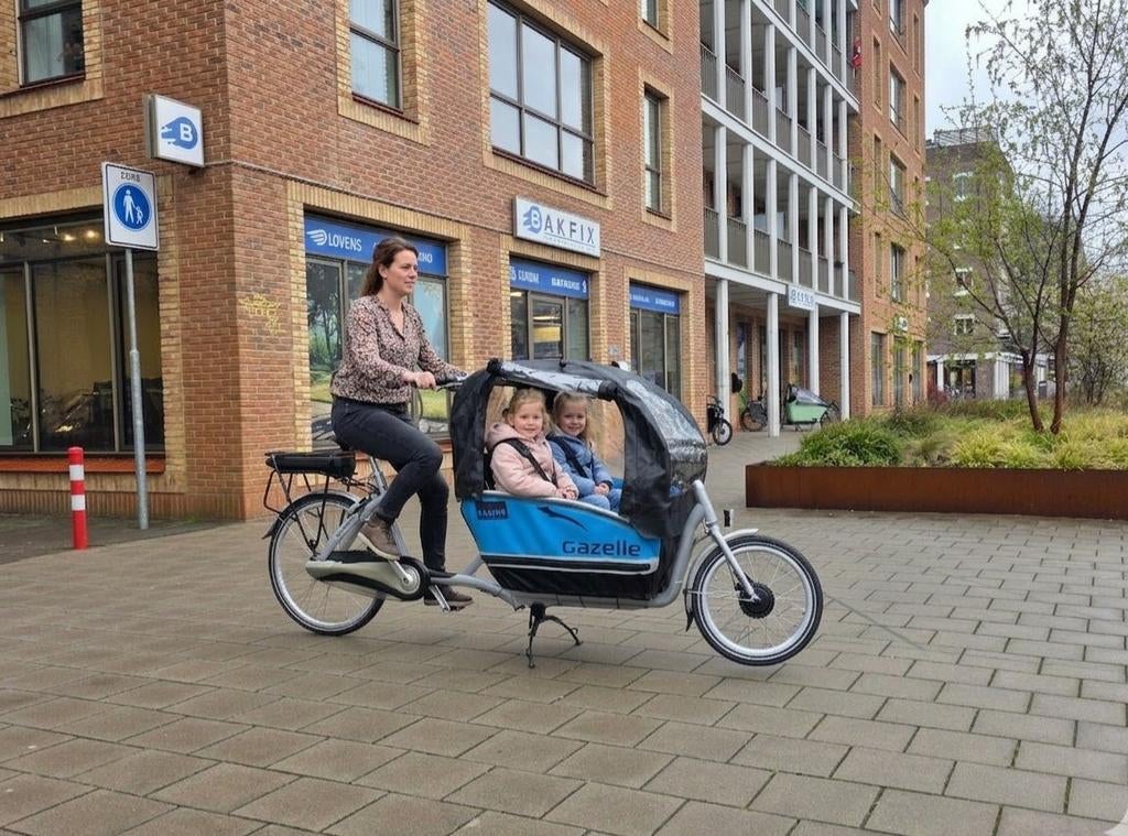 Elektrische Gazelle Cabby bakfiets met huif