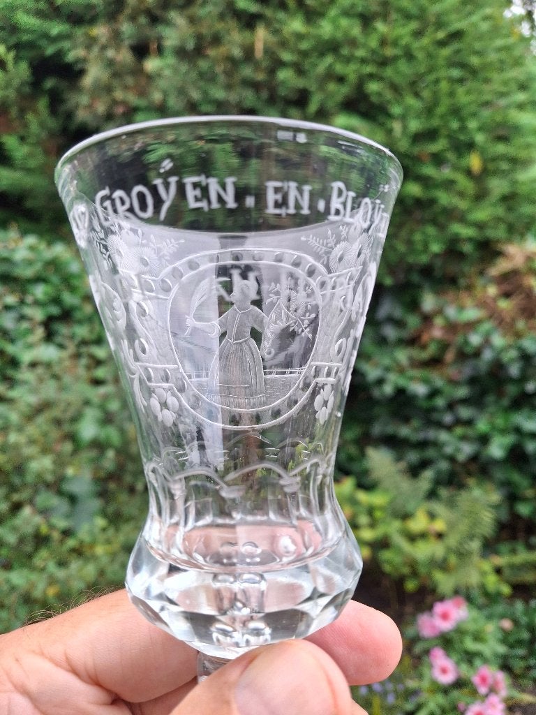 Glas c1740 Godin Flora ‘HET*GROYEN*EN*BLOYEN*DE*VAN*FLORIA’, Ophalen of Verzenden
