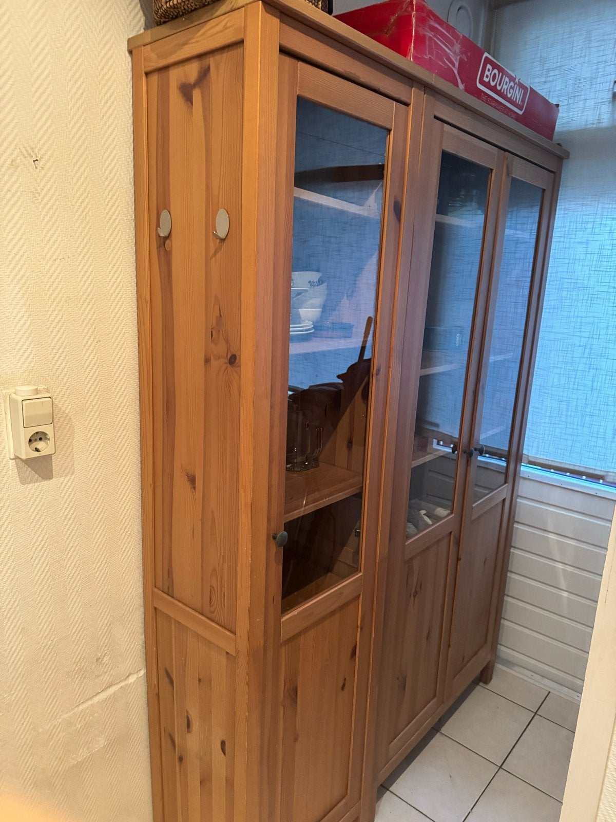 Gratis Houten IKEA Kast met Glazen Deuren - Prima Staat, Ophalen, 100 tot 150 cm, Zo goed als nieuw, 150 tot 200 cm