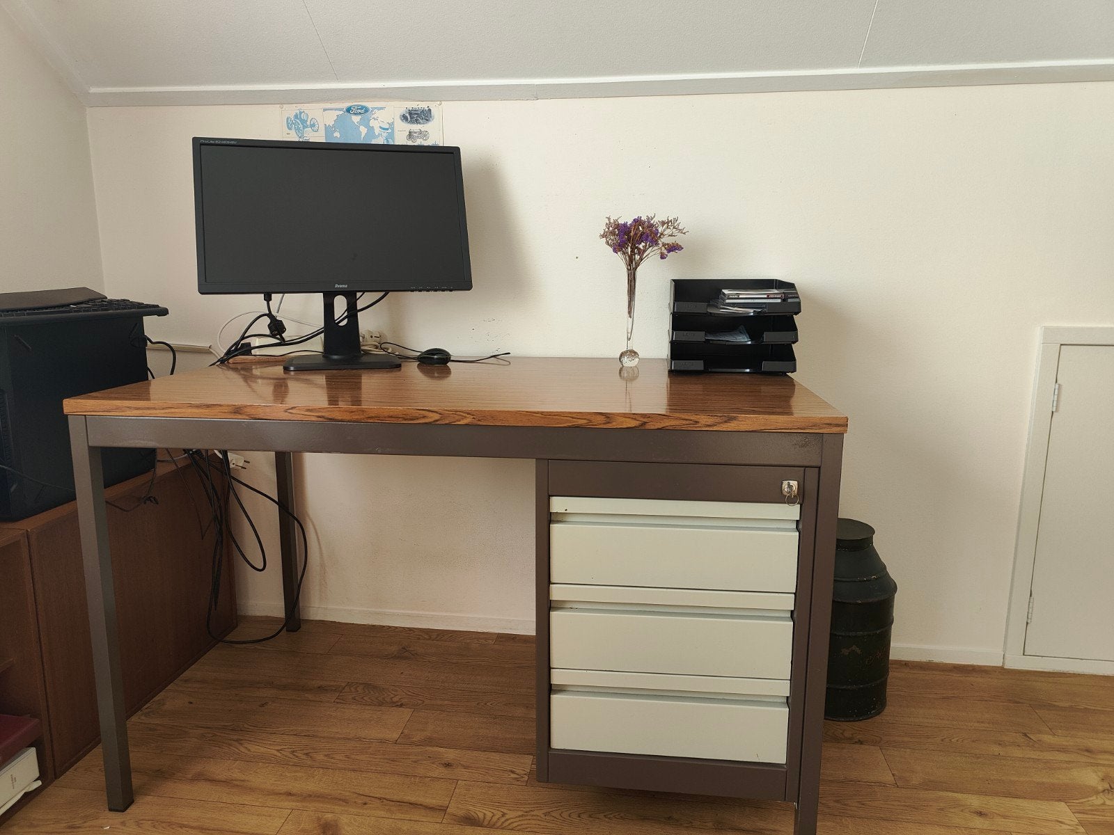 Stoer Vintage Industrieel Bureau met Ladeblok (Houtlook/Meta, Huis en Inrichting, Ophalen, Gebruikt