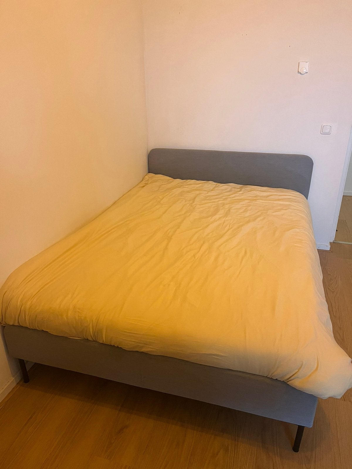 Grijs ikea bed + matras 140x200, Ophalen, Gebruikt, Tweepersoons, 140 cm