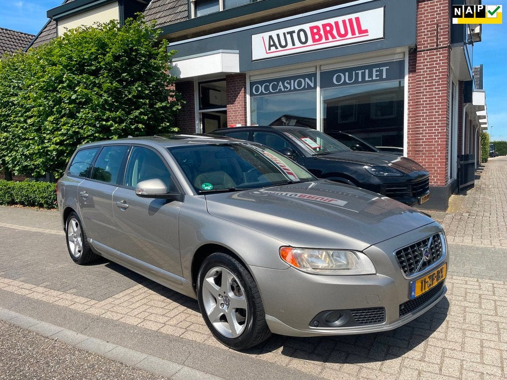 Volvo V70 2.4 D5 Momentum Super Nette Auto ! Trekh.Leder.Nav, Voorwielaandrijving, 15 km/l, Beige, Euro 4