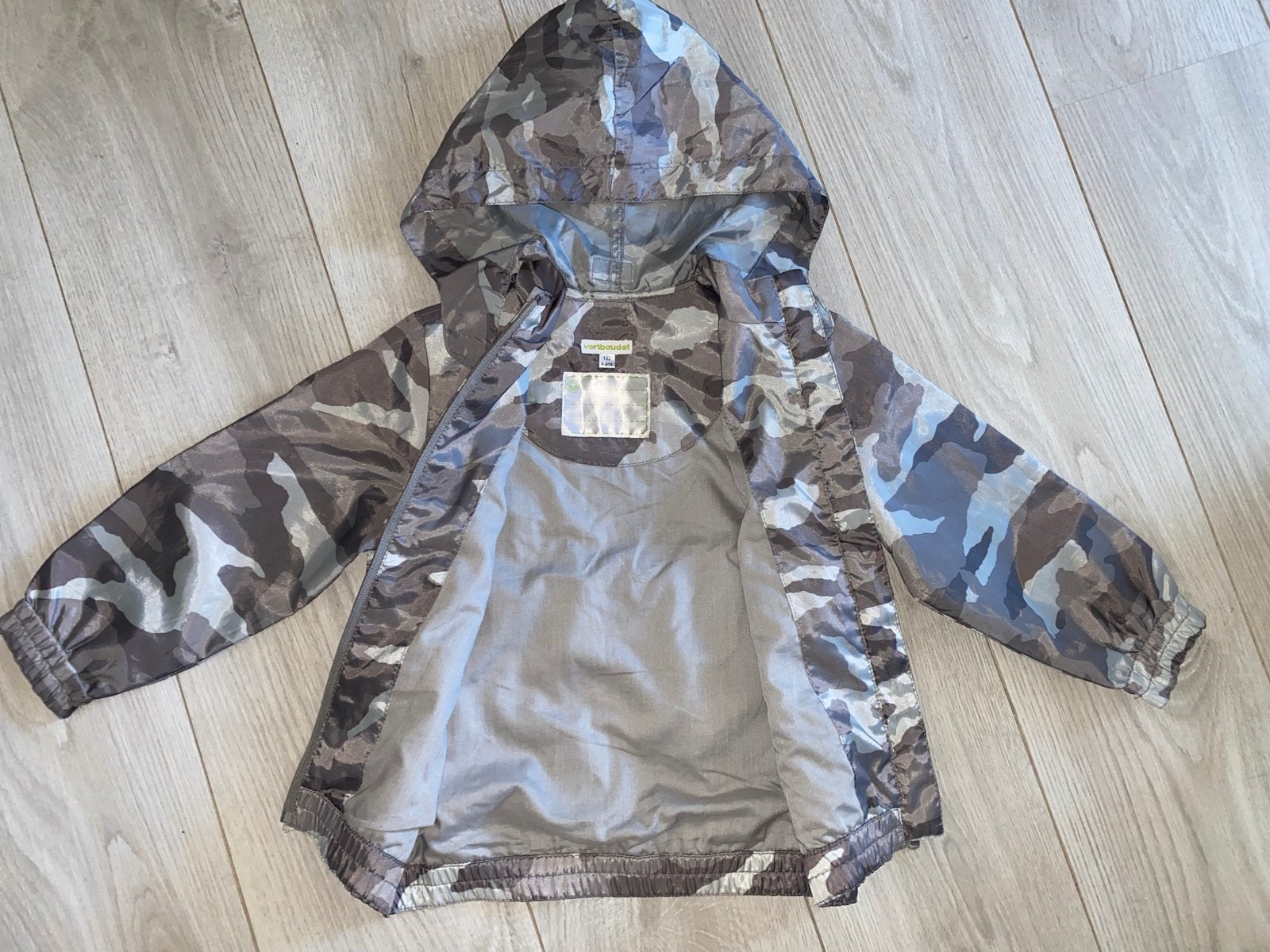 Vertbaudet camouflage regenjas maat 102 (4 jaar), Ophalen of Verzenden, Zo goed als nieuw, Jongen of Meisje