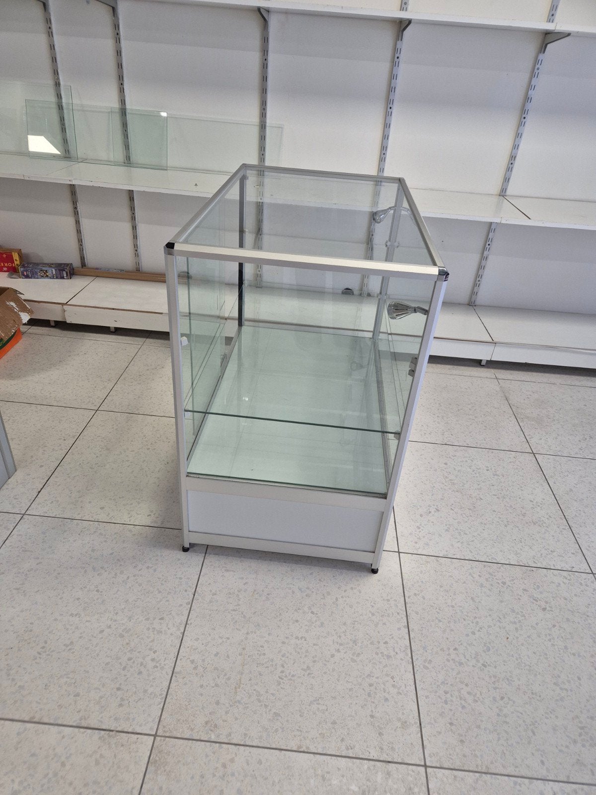 Glazen vitrinekast met aluminium/Rvs, Zo goed als nieuw, 150 tot 200 cm, 25 tot 50 cm, 50 tot 100 cm