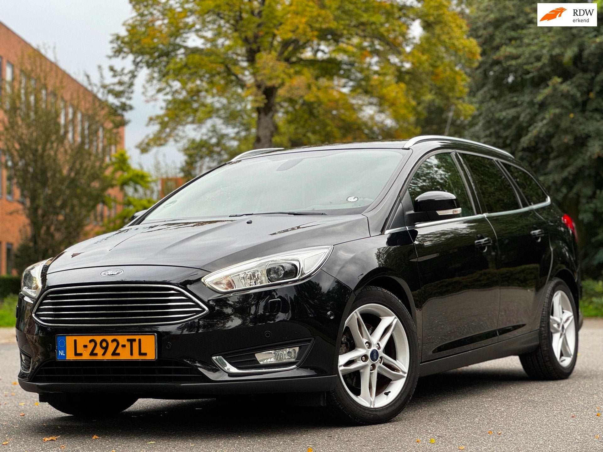 Ford Focus Wagon 1.5 Titanium|XENON|CAMERA|PSENSOR|HALFLEDER, Auto's, Dealer onderhouden, Euro 6, 4 cilinders, Zwart