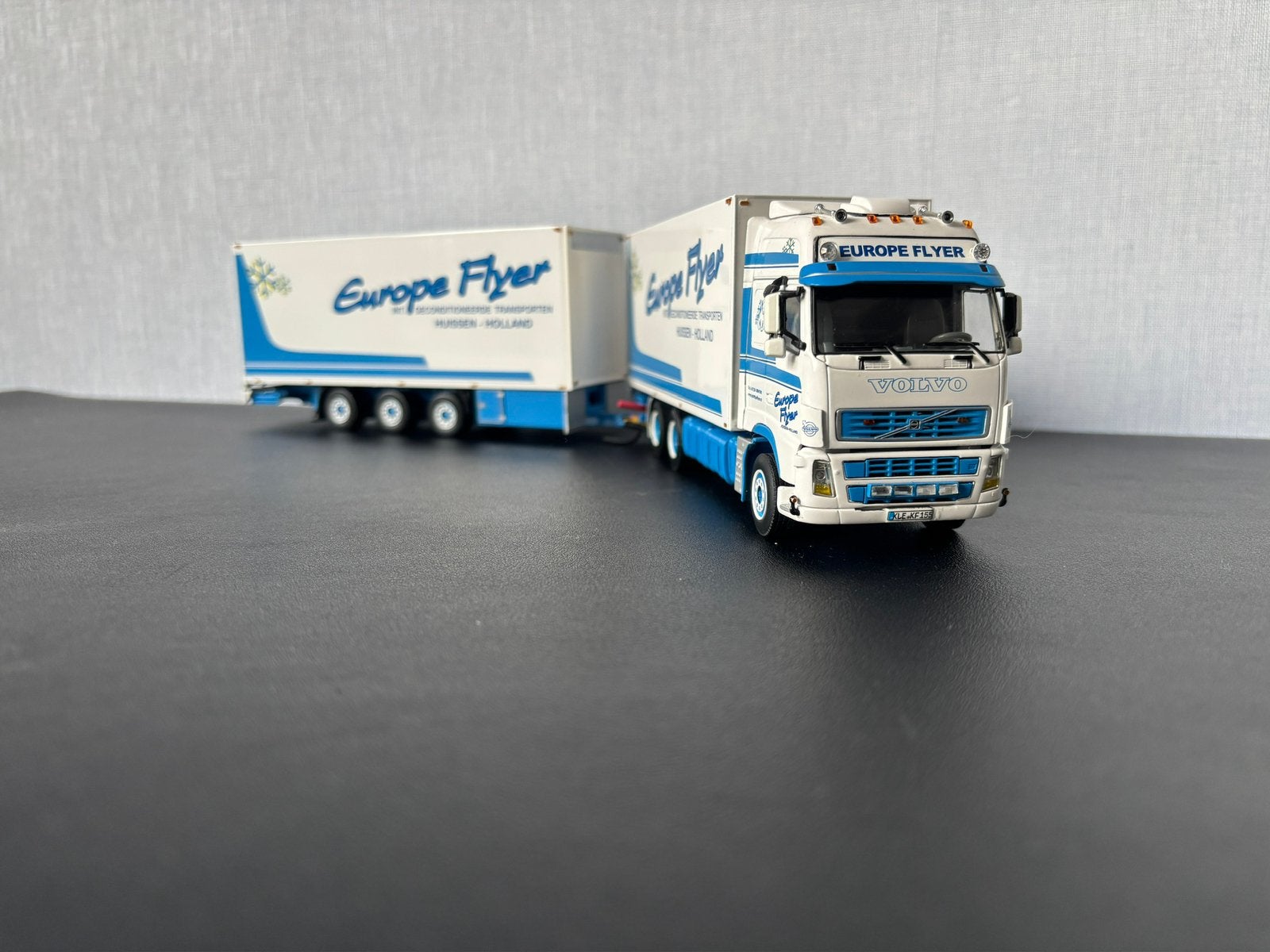 WSI Volvo FH2 combi EUROPE FLYER met 3 asser aanhanger., Ophalen of Verzenden, Zo goed als nieuw, Bus of Vrachtwagen, Wsi
