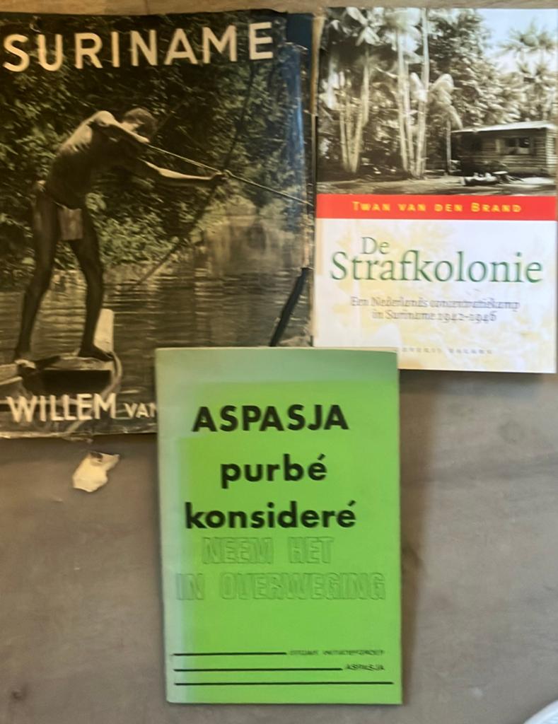 Suriname - 3 titels, Ophalen of Verzenden, Gelezen, Zuid-Amerika