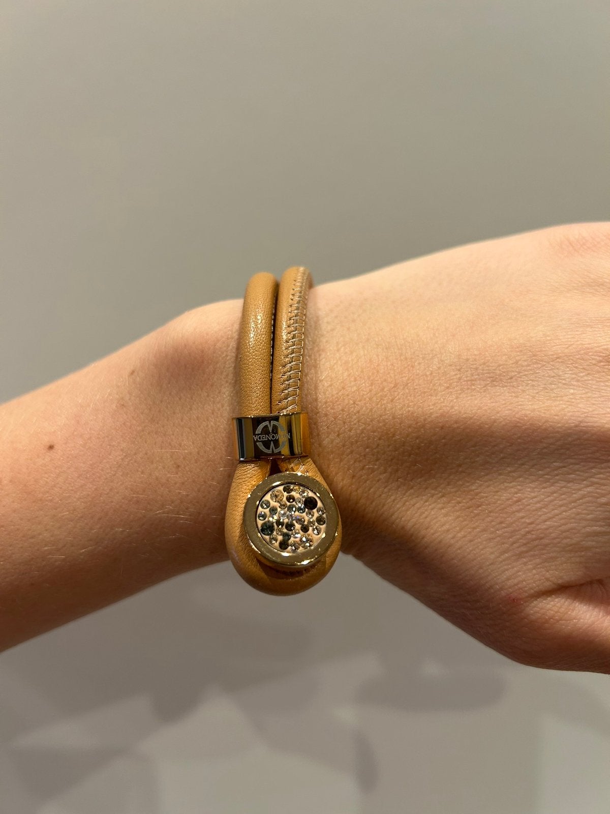 Mi Moneda leren armband (met extra muntje), Sieraden, Tassen en Uiterlijk, Beige, Leer, Ophalen of Verzenden, Zo goed als nieuw