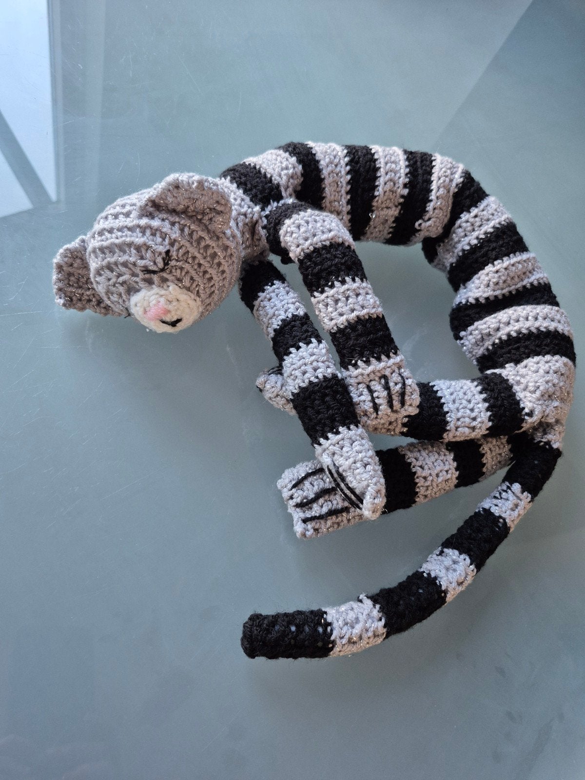 Handgehaakte Slapende Kat Knuffel Zwart/Grijs, Kinderen en Baby's, Speelgoed | Knuffels en Pluche, Handgemaakt, Nieuw, Ophalen of Verzenden