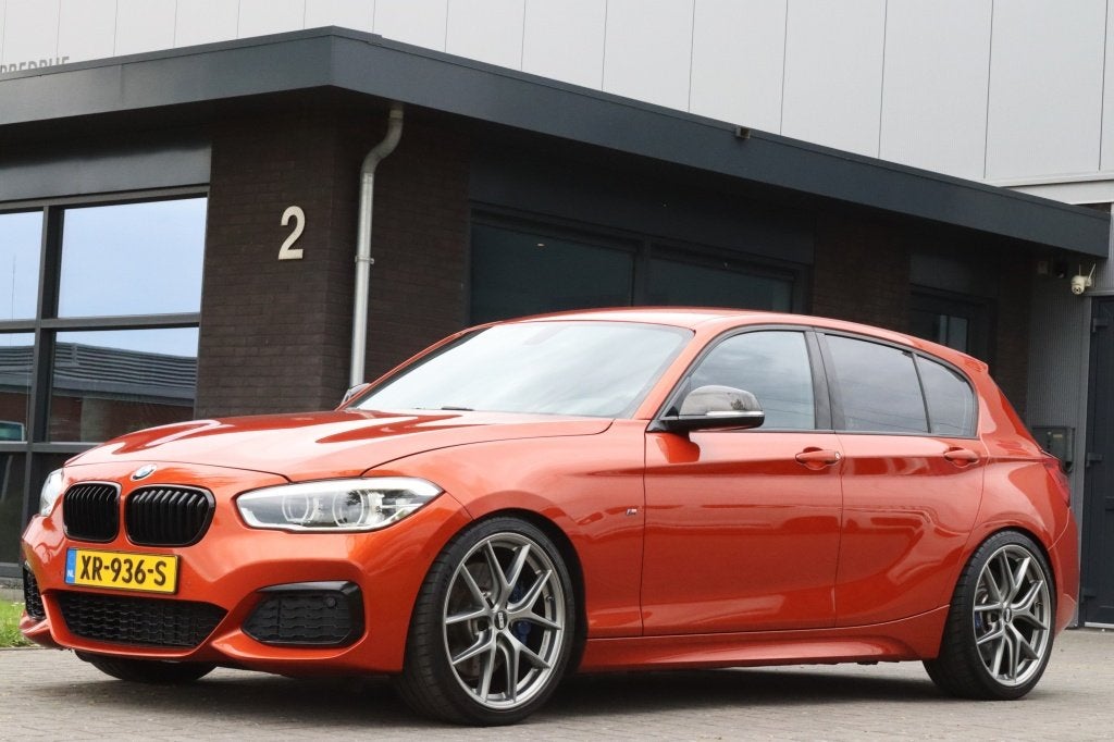 BMW 1-serie M140i xDrive I KW V3 I Mosselman 450PK I Leder, Auto's, Gebruikt, Overige kleuren, Bedrijf, Vierwielaandrijving