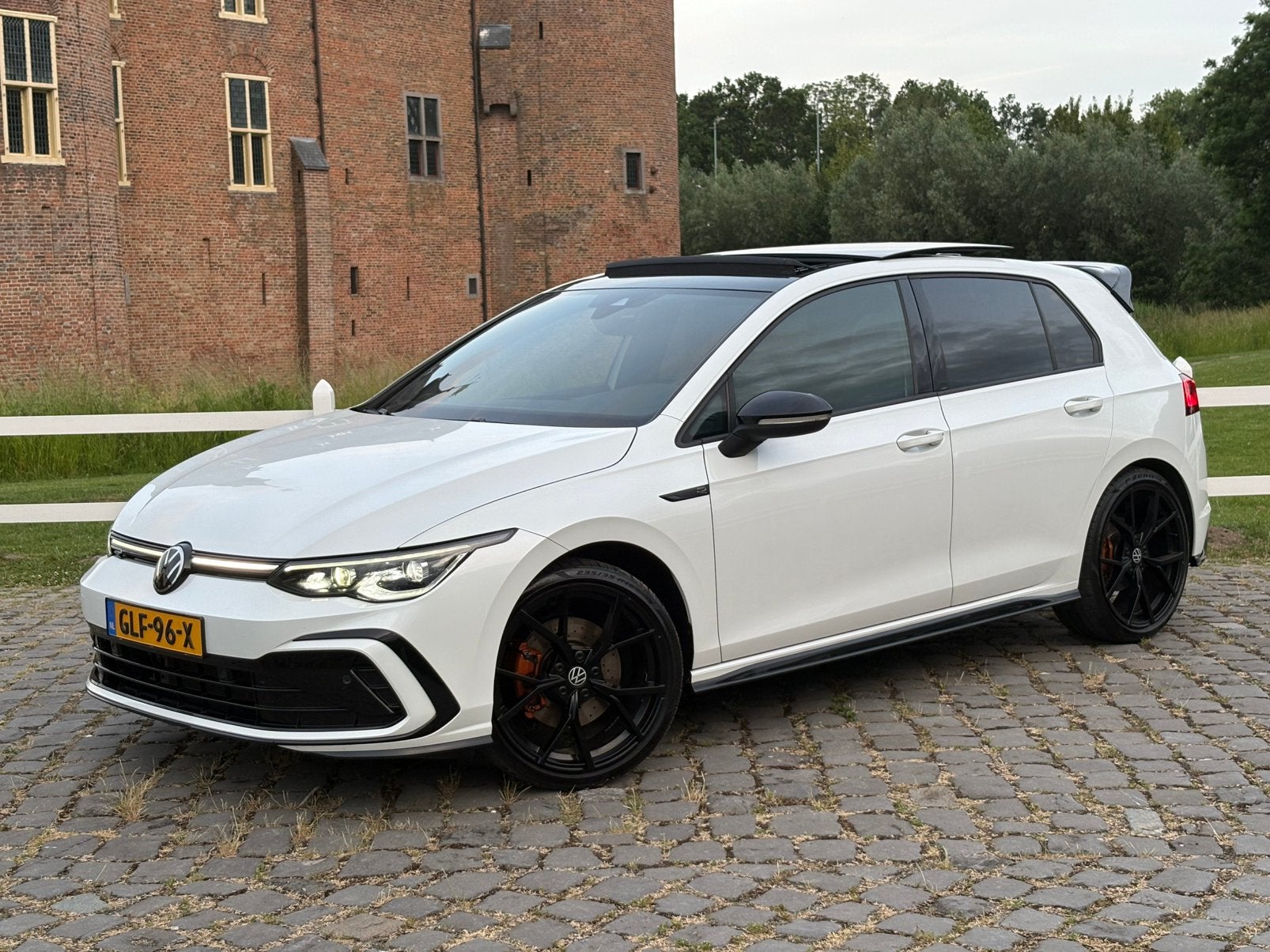 Volkswagen Golf 2.0 R-Line 2022 Pano IQ lights H&K sfeerverl, Auto's, Volkswagen, 1984 cc, 800 kg, Wit, Dealer onderhouden