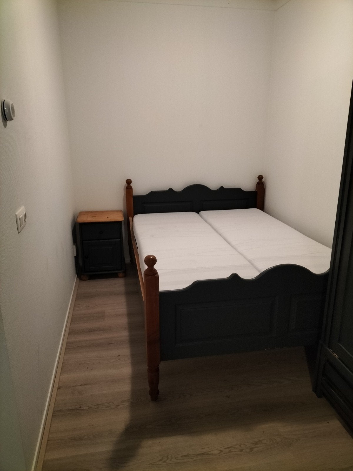 Bed met nachtkastje en bodems, Ophalen, Tweepersoons, 140 cm