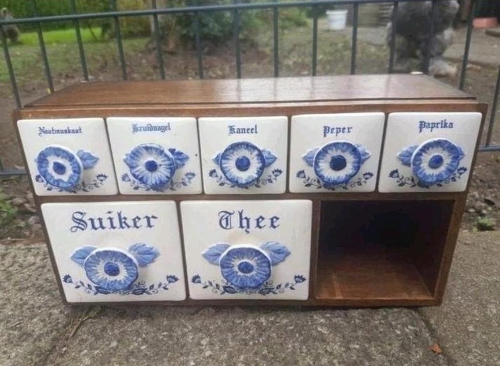 Antiek kruidenkastje kruidenkast kruiden

Prachtig kastje!, Antiek en Kunst, Ophalen of Verzenden