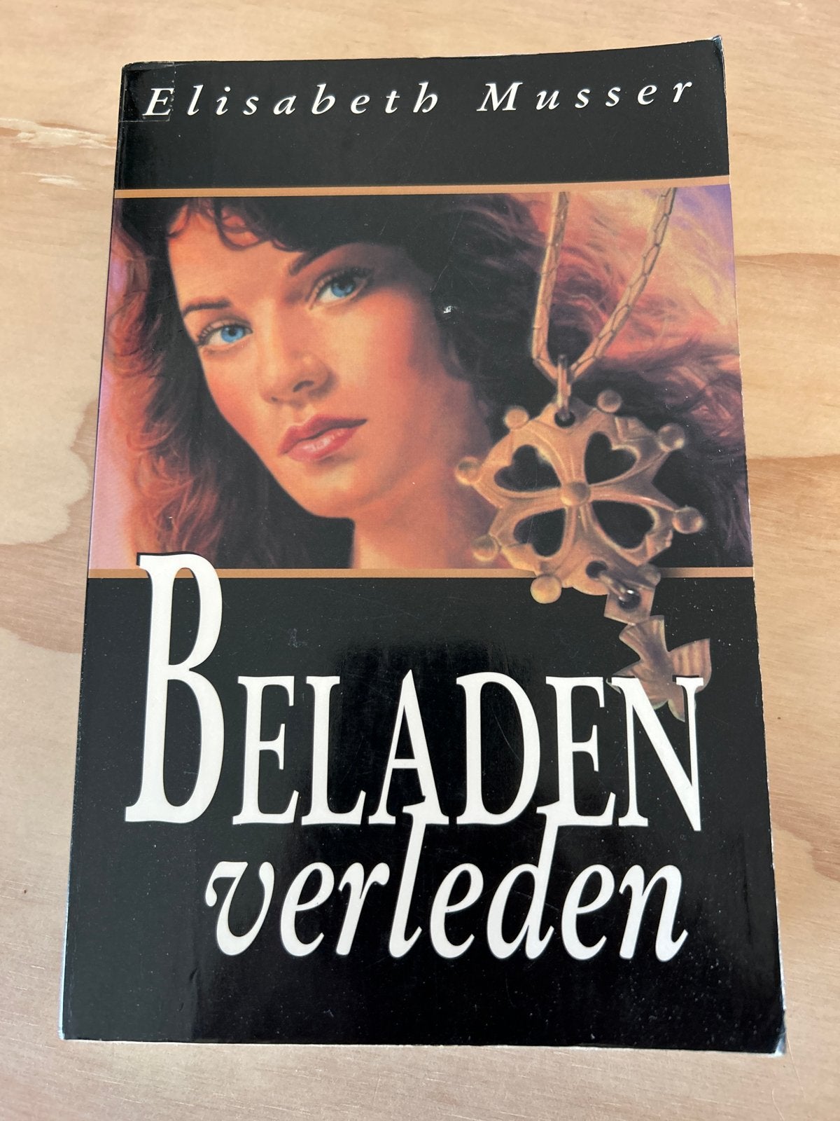 Beladen Verleden - Elizabeth Misser, Ophalen of Verzenden, Gelezen, Nederland