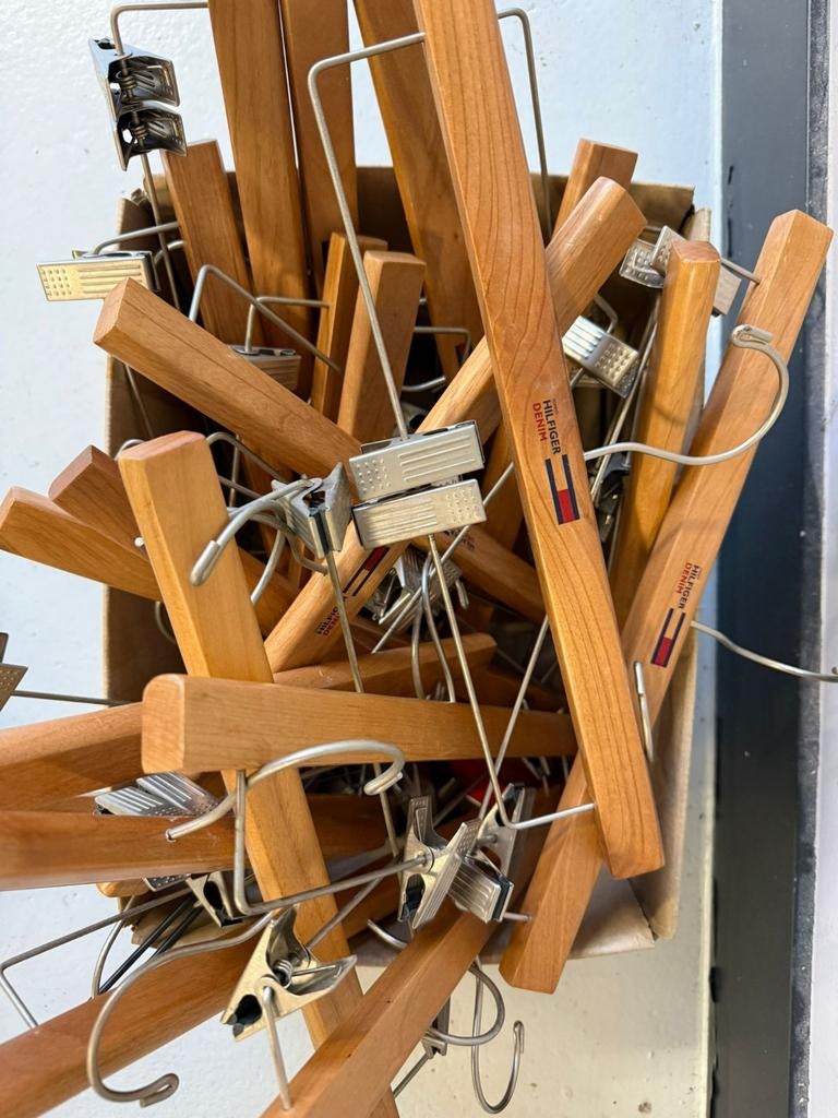 22 Tommy Hilfiger Houten Kledinghangers met Klemmen, Ophalen of Verzenden
