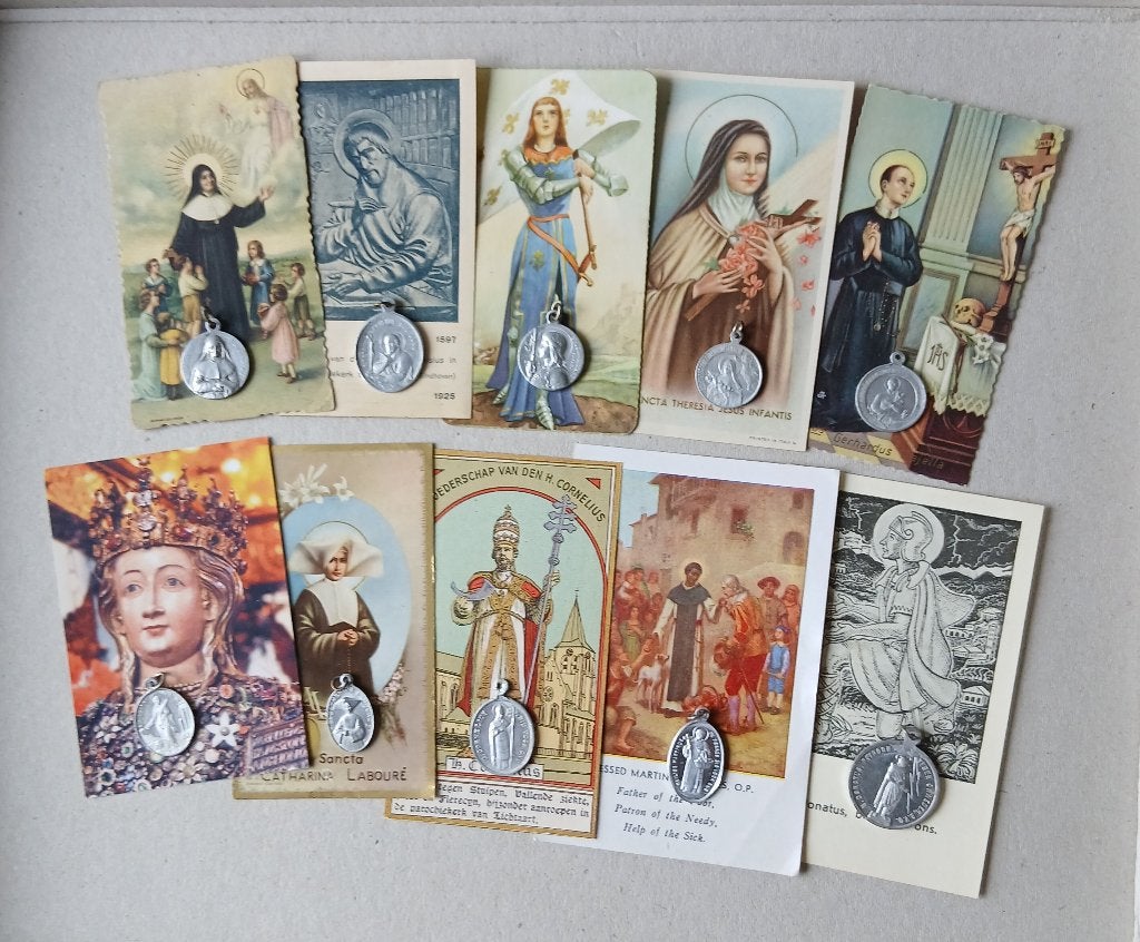 10 heiligen vereerd met hun medailles, Verzamelen, Ophalen of Verzenden, Gebruikt, Kaart of Prent, Christendom | Katholiek
