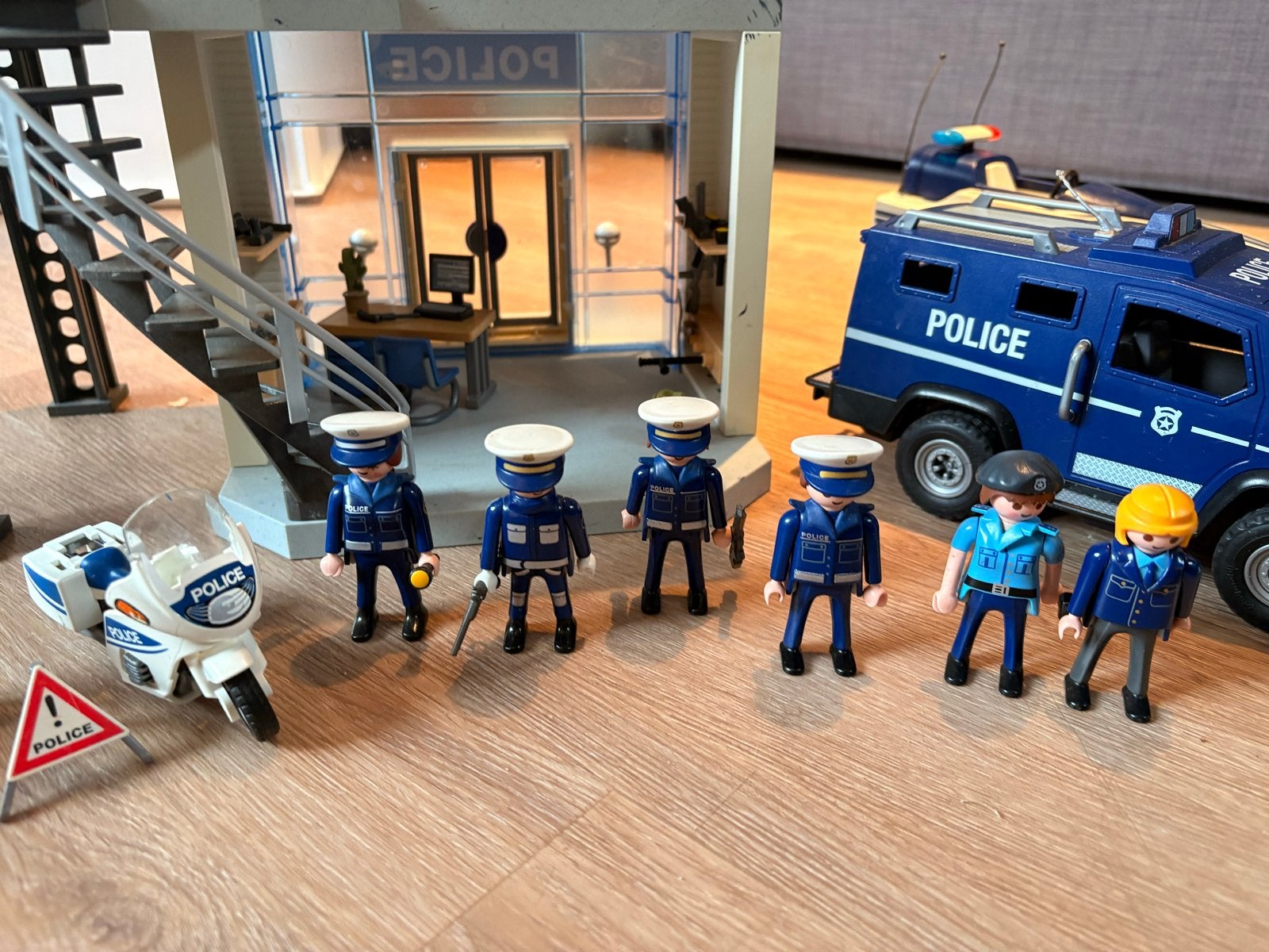 Foto 8 van Grote Playmobil Politie Set: Bureau, Voertuigen & Figuren