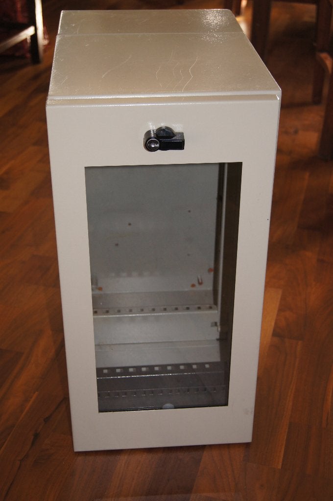 TWEE 19 inch patchkasten serverkasten per stuk, Ophalen, Gebruikt, Glas, Plaatstaal