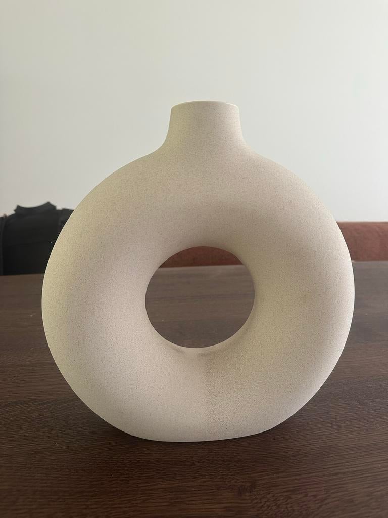 H&M Home donut vaas - Beige/Crème, Huis en Inrichting, Woonaccessoires | Vazen, Ophalen, Gebruikt, Overige kleuren, Overige materialen