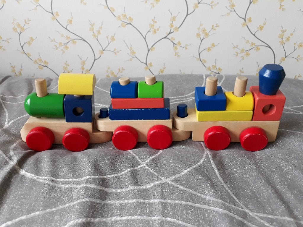 Trein (locomotief en wagons) met blokken: houten speelgoed, Ophalen of Verzenden, Gebruikt
