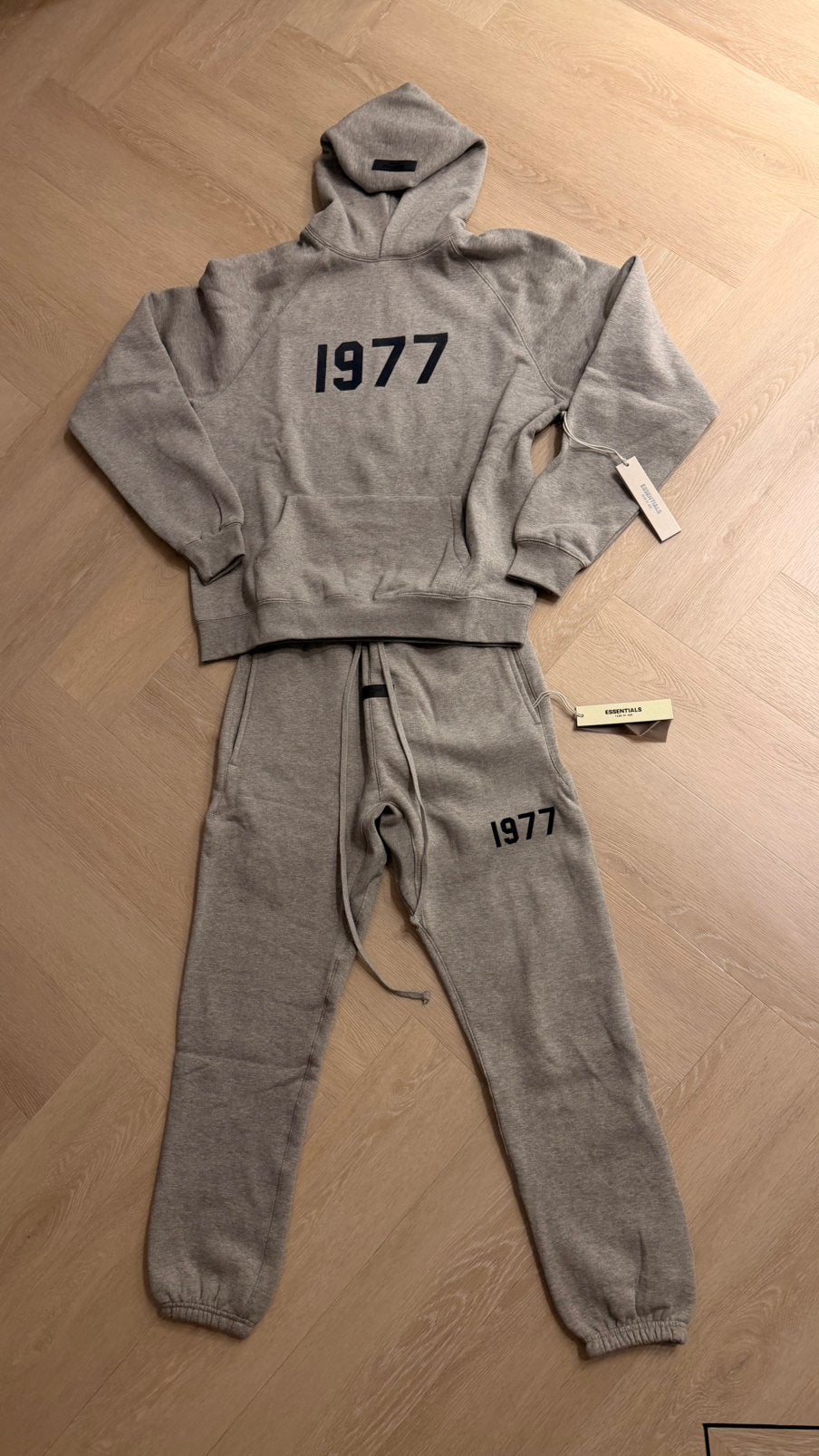 Essentials Fear of God 1977 Trainingspak - Nieuw met labels, Kleding | Heren, Heren-kledingpakketten, Ophalen of Verzenden, Nieuw