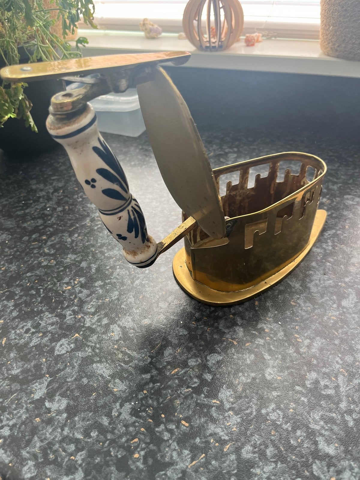 Antiek messing strijkijzer met Delfts blauw handvat, Ophalen