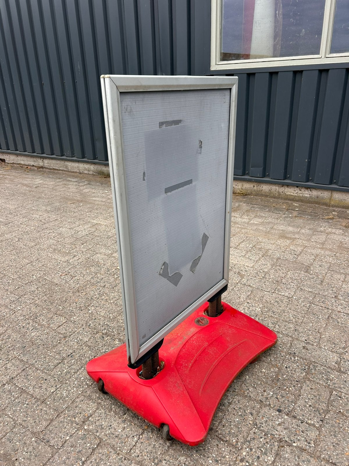 Reclamebord rijbaar, Ophalen, Reclamebord