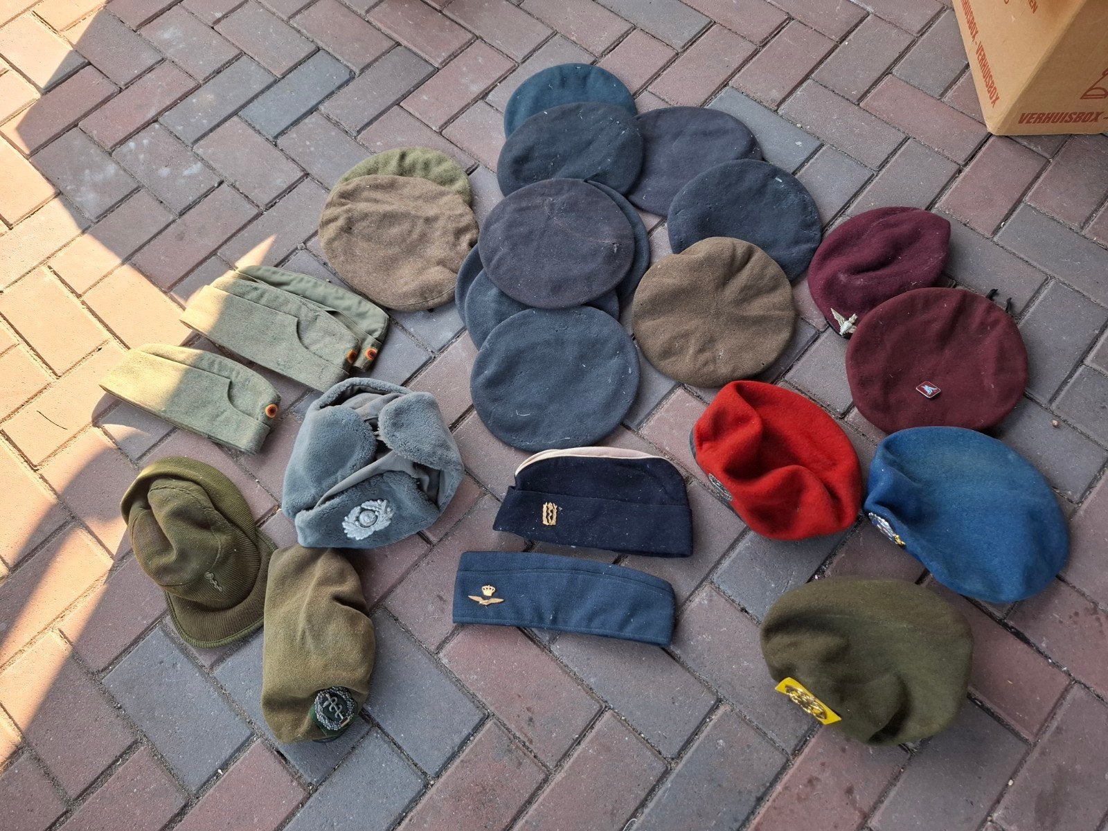 Diverse militaire baretten en petten - Verzameling, Ophalen of Verzenden, Landmacht, Nederland, Embleem of Badge