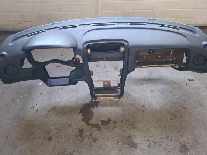 Dashboard van een Alfa Romeo Spider, Gebruikt, -, Verzenden, -