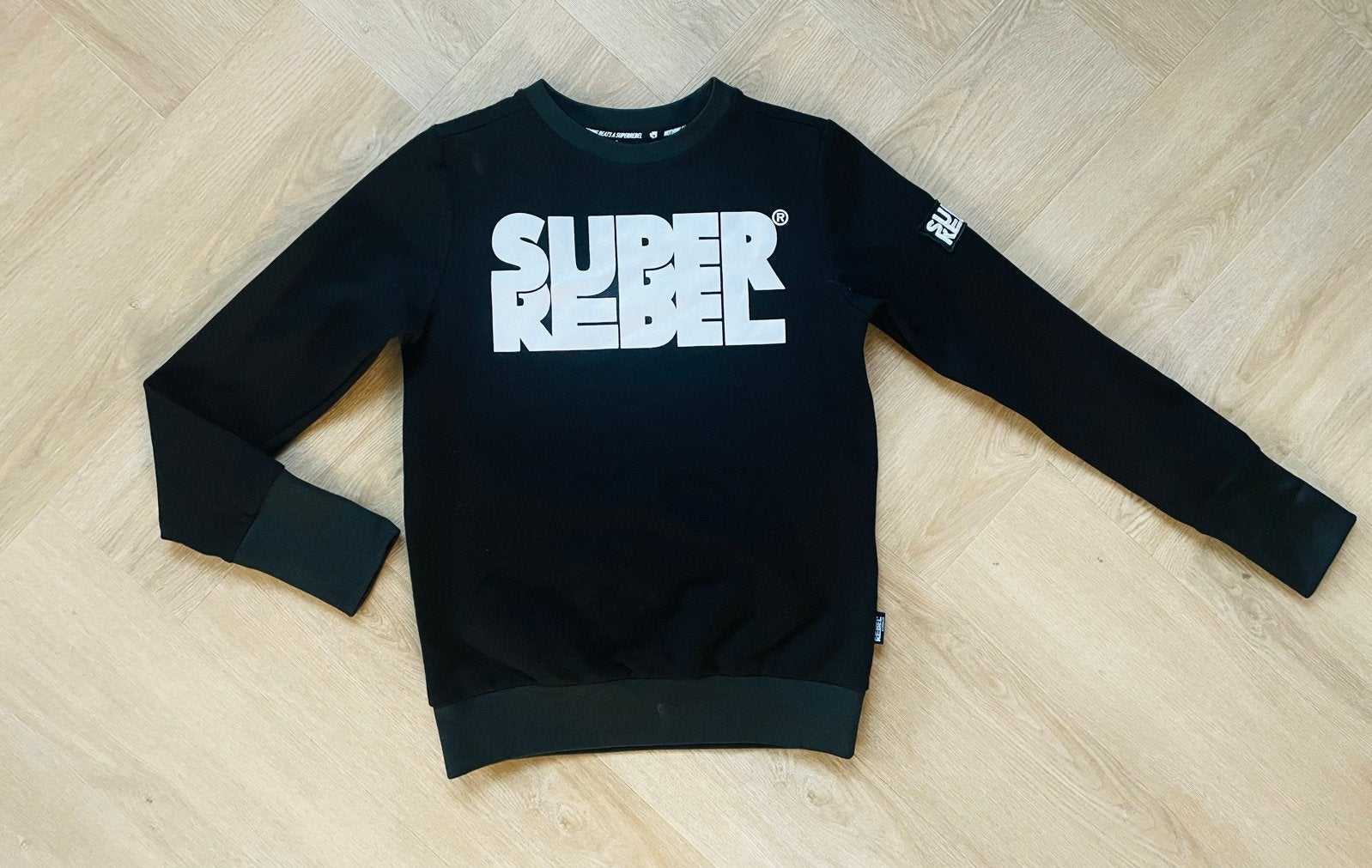 Zwarte Super Rebel sweater met witte opdruk maat 140, Kinderen en Baby's, Kinderkleding | Maat 140, Verzenden, Nieuw, Jongen, Trui of Vest