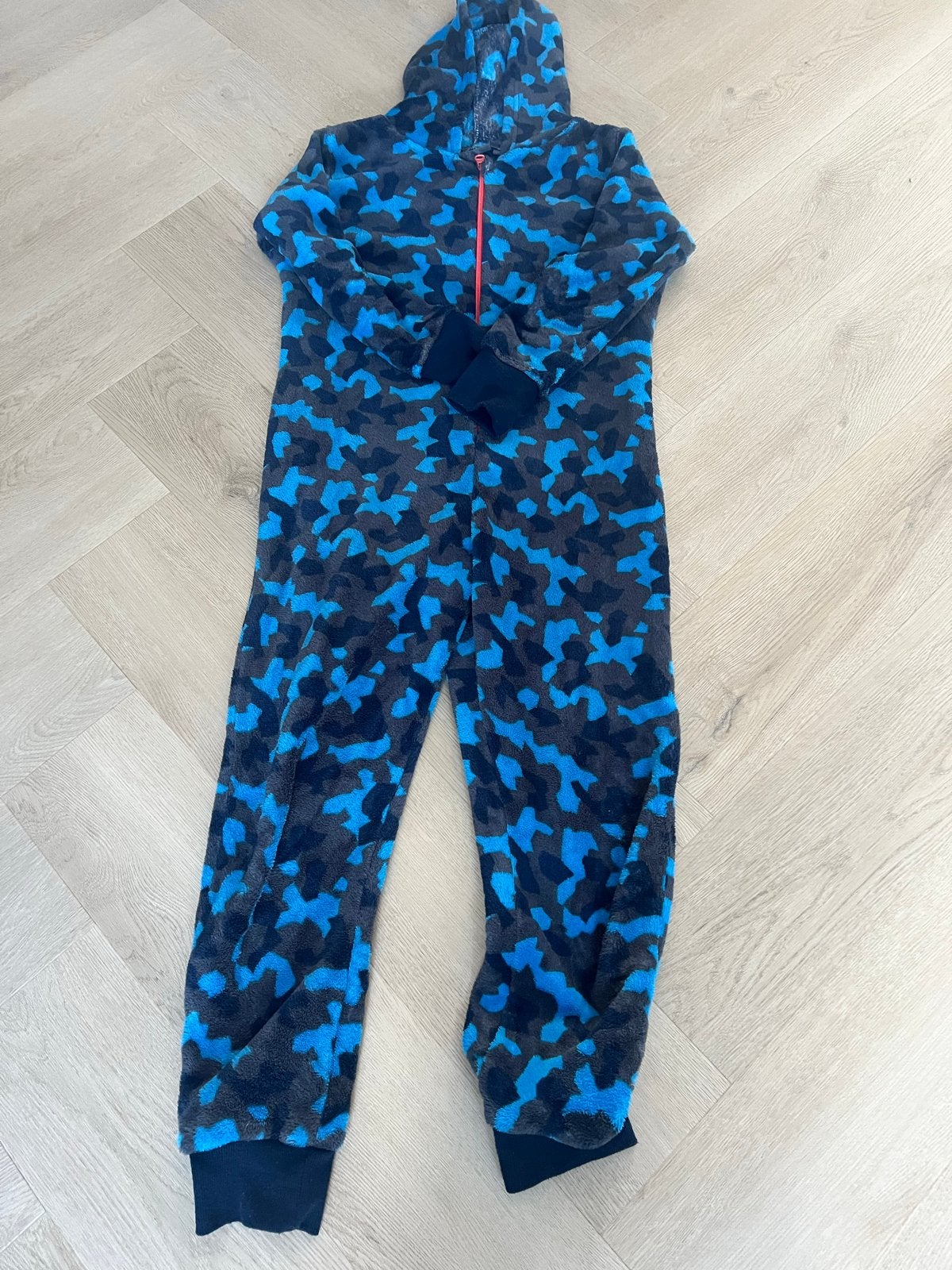 Stoere camouflage onesie - Maat 146/152, Ophalen of Verzenden, Zo goed als nieuw, Jongen of Meisje, Nacht- of Onderkleding